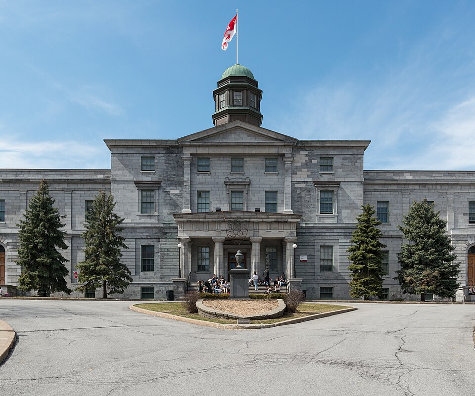 McGill University 학교 건물 외관