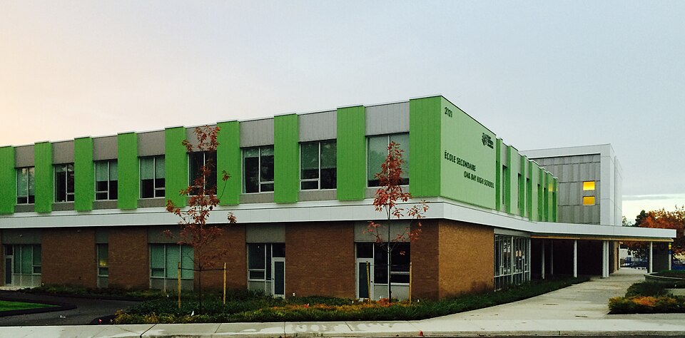 Oak Bay High School 학교 건물 외관